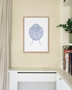 papirklip, kvinde med knold på stuevæg