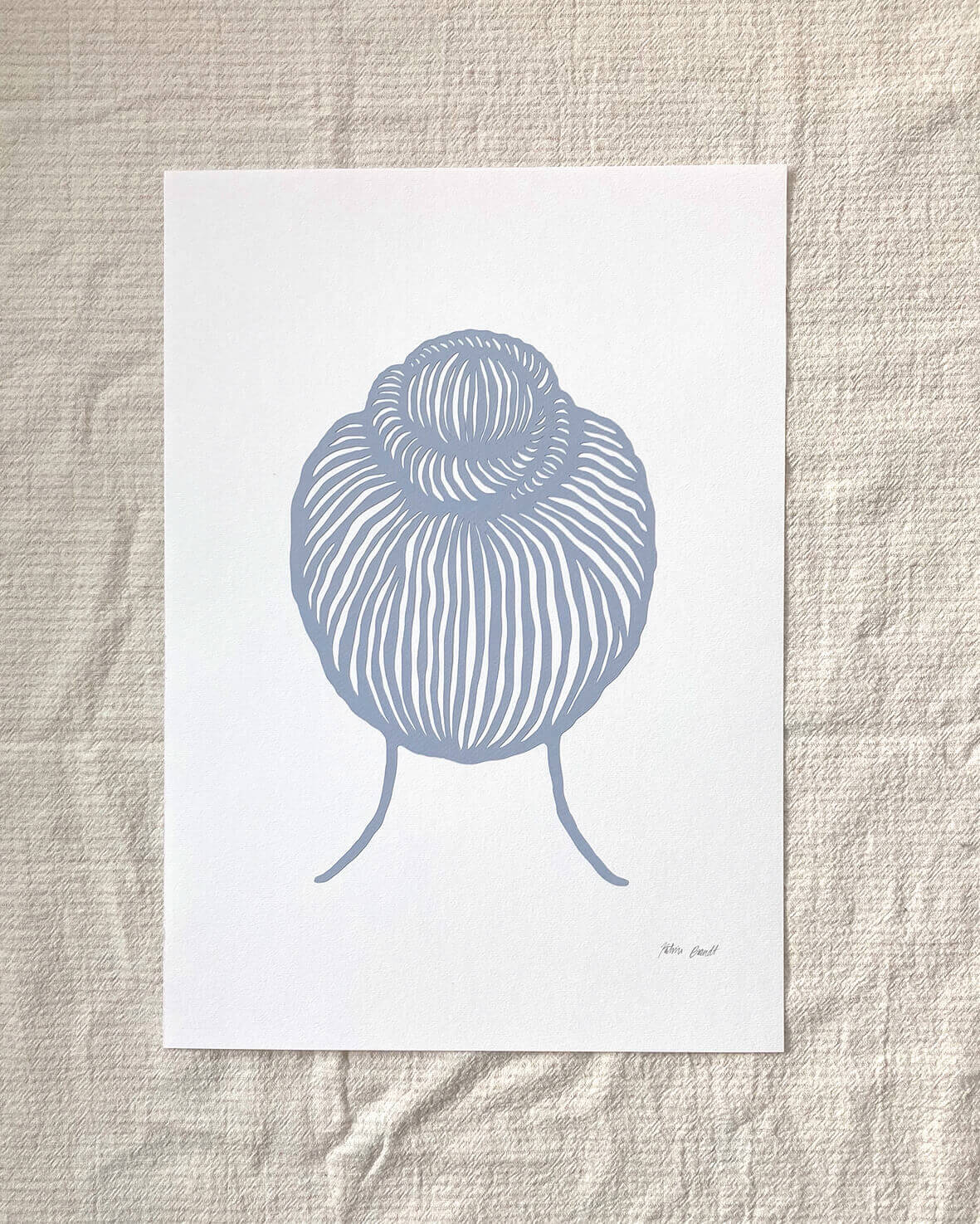 Kvinde med knold, papirklip, lys blå