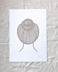 Kvinde med knold, papirklip, beige