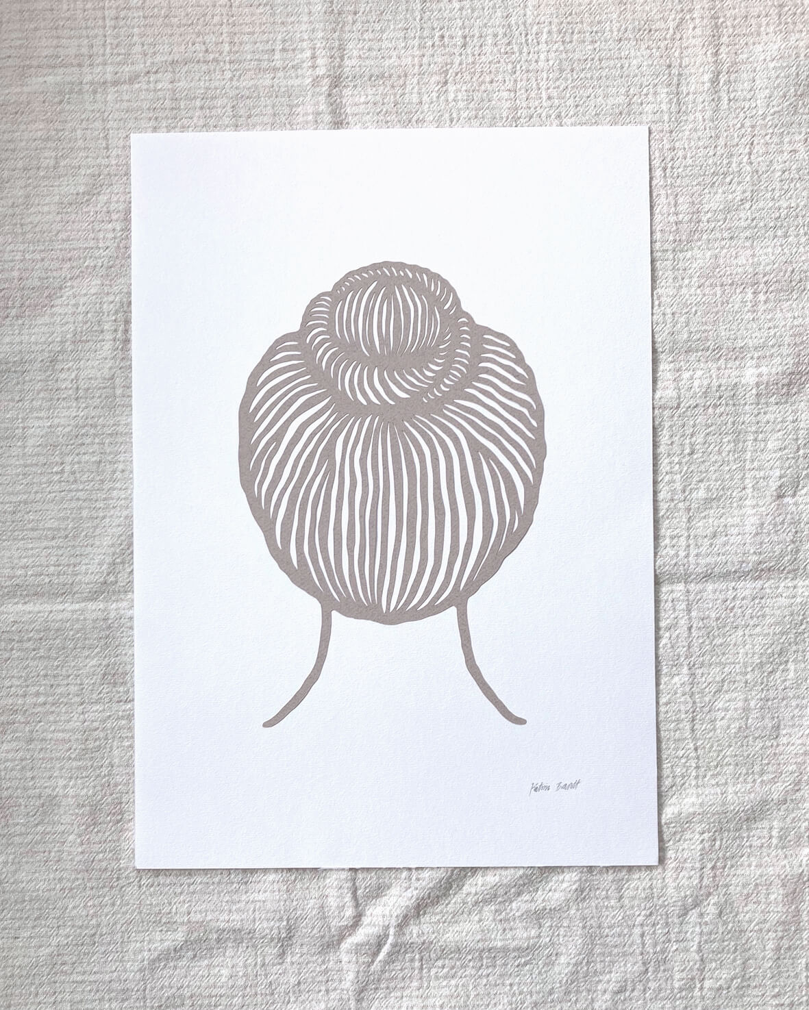 Kvinde med knold, papirklip, beige