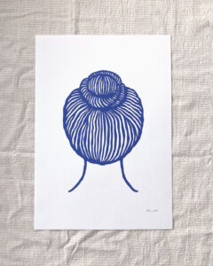 Kvinde med knold, papirklip, blå