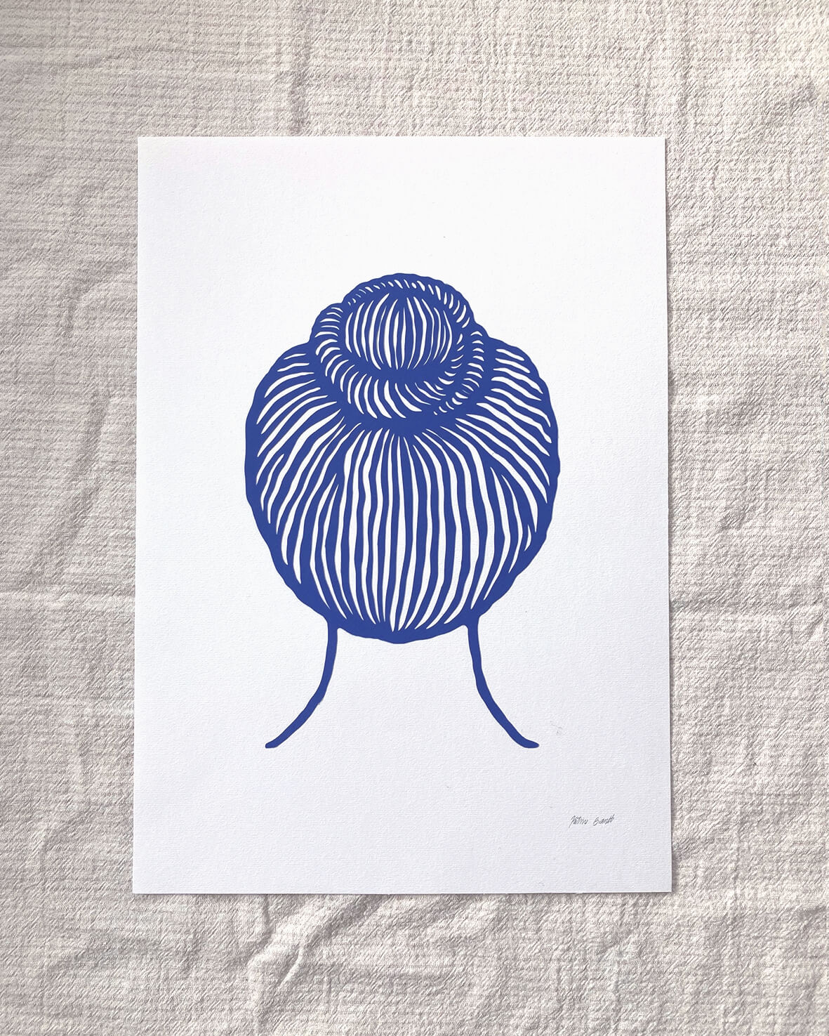 Kvinde med knold, papirklip, blå