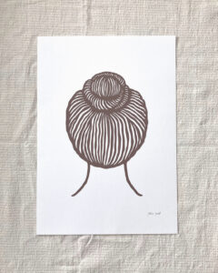 Kvinde med knold, papirklip, brun