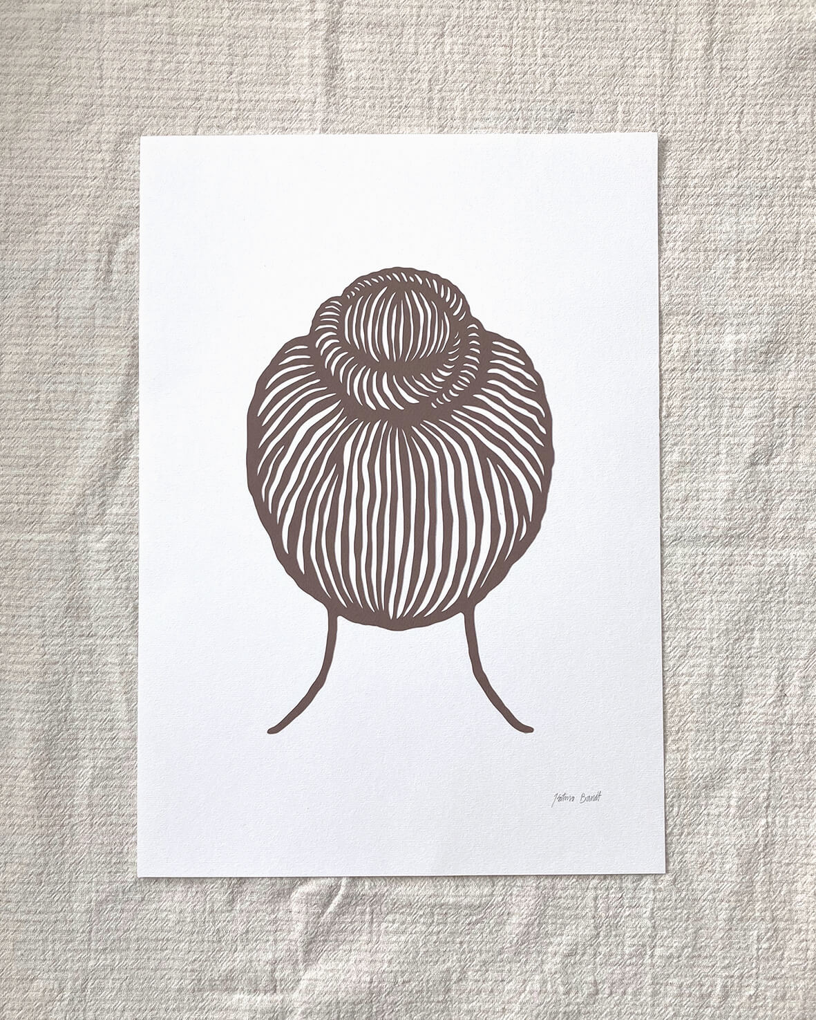 Kvinde med knold, papirklip, brun