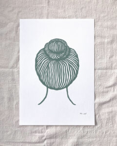 Kvinde med knold, papirklip, grøn