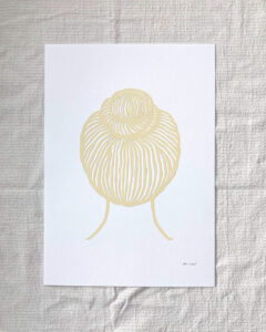 Kvinde med knold, papirklip, gul