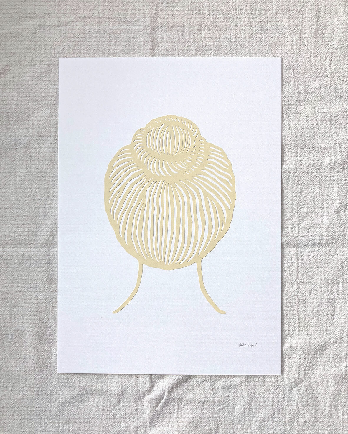 Kvinde med knold, papirklip, gul