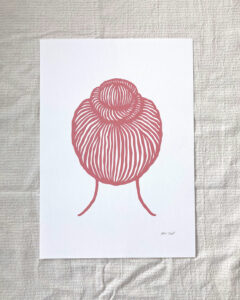 Kvinde med knold, papirklip, mørk rosa