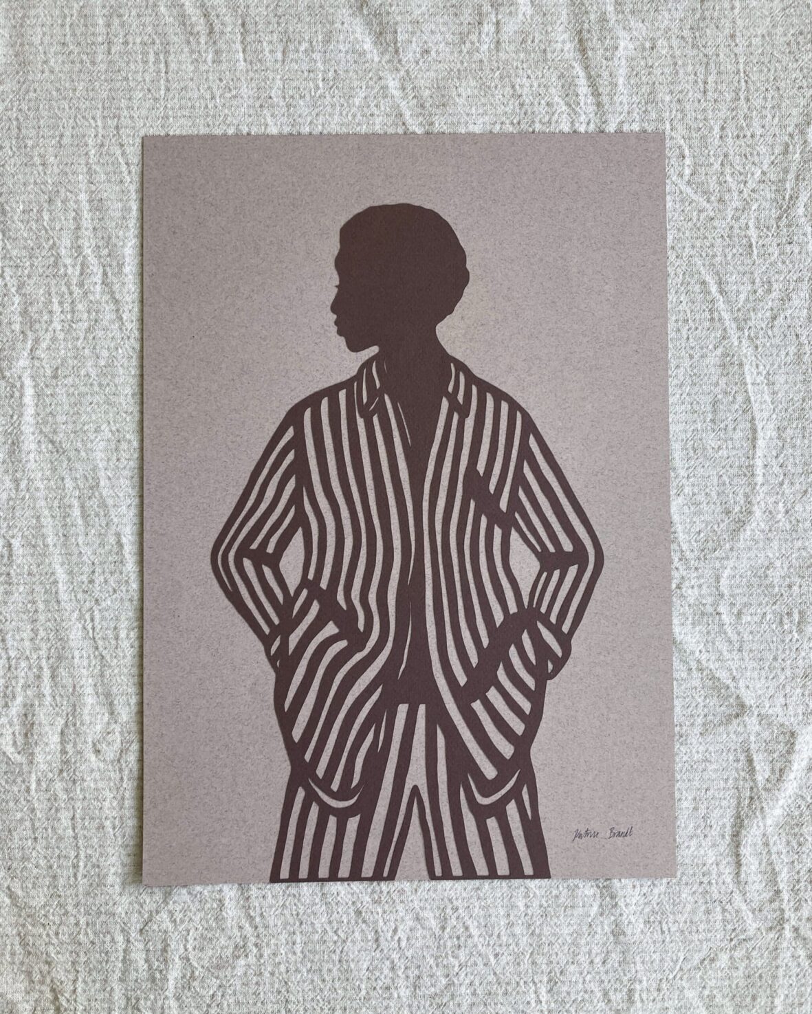 Papirklip af Kvinde i stribet jakkesæt, brune toner