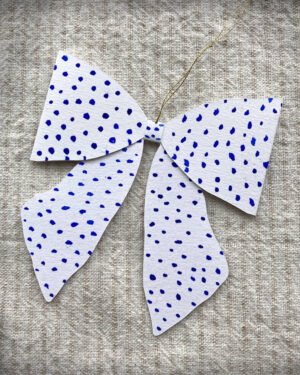 Håndmalet sløjfe, blå prikker