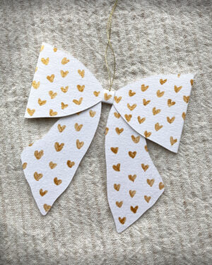 Håndmalet sløjfe, guld hjerter