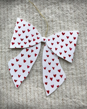 Håndmalet sløjfe, røde hjerter