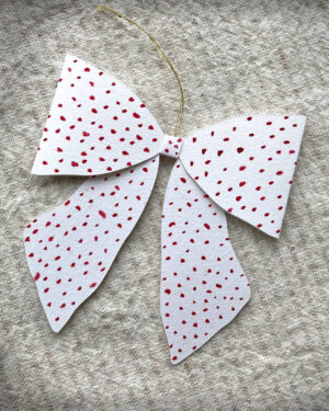 Håndmalet sløjfe, røde prikker